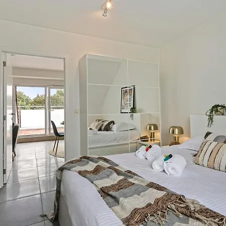 Stylish Renovated Apartment With 2 Terraces And Free Parking In Old Center Of Knokke 아파트