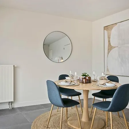 아파트 Stylish Renovated Apartment With 2 Terraces And Free Parking In Old Center Of Knokke 크노케-하이스트