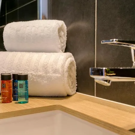 Stylish Renovated Apartment With 2 Terraces And Free Parking In Old Center Of Knokke 아파트 크노케-하이스트